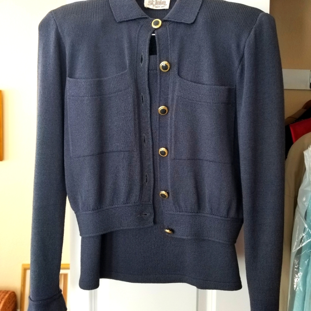 Beautiful St. John's knit grey skirt/suit